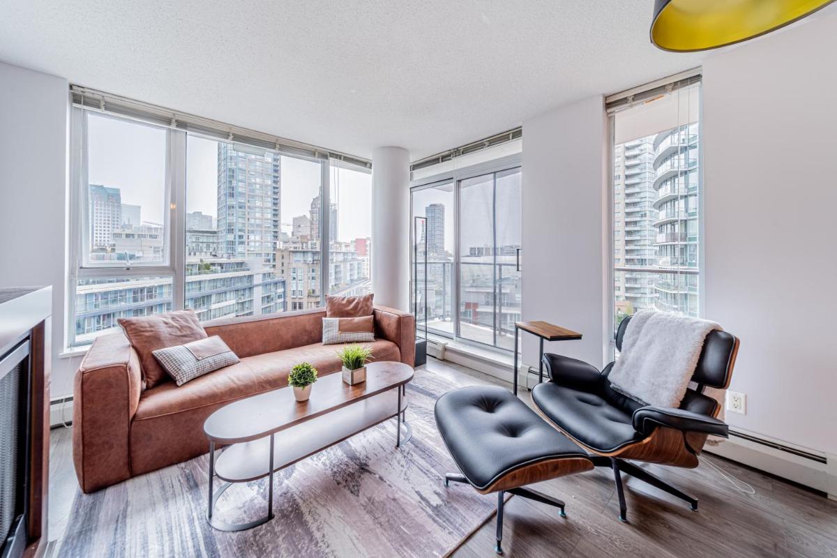Amazing Views ! Leather Furniture ! Cozy Condo! - Housity
