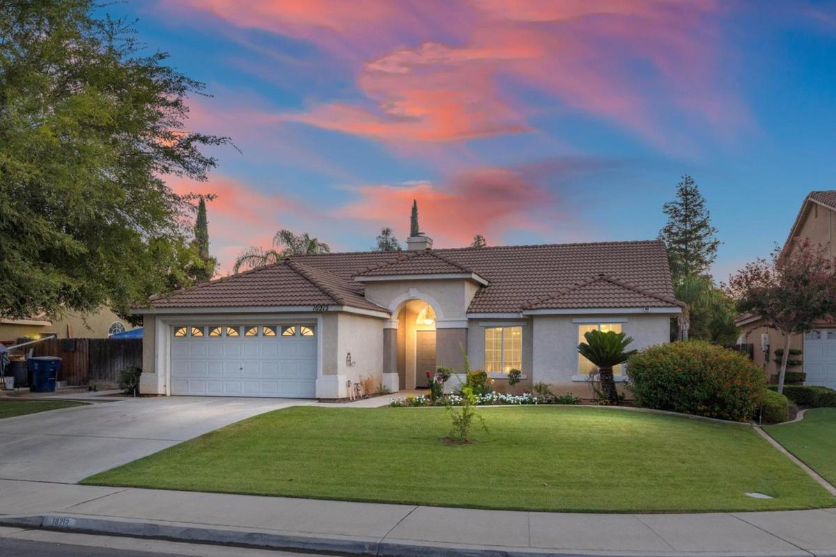 Revitalizing 3 Bedroom Home With Pool, Pet-Friendly, Wi-fi - Housity