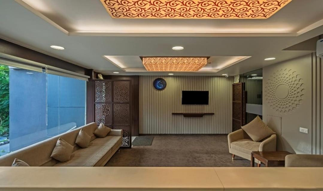 Hotel Casa, Vadodara - Housity