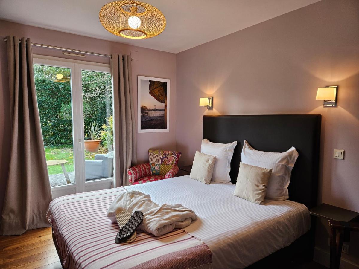 une chambre avec un lit avec une couverture dessus dans l'établissement La Fraîchette-Hôtel & Spa, à Honfleur 70 autres photos