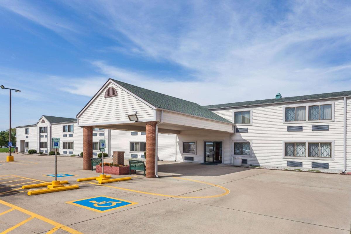 Baymont by Wyndham Decatur - Housity
