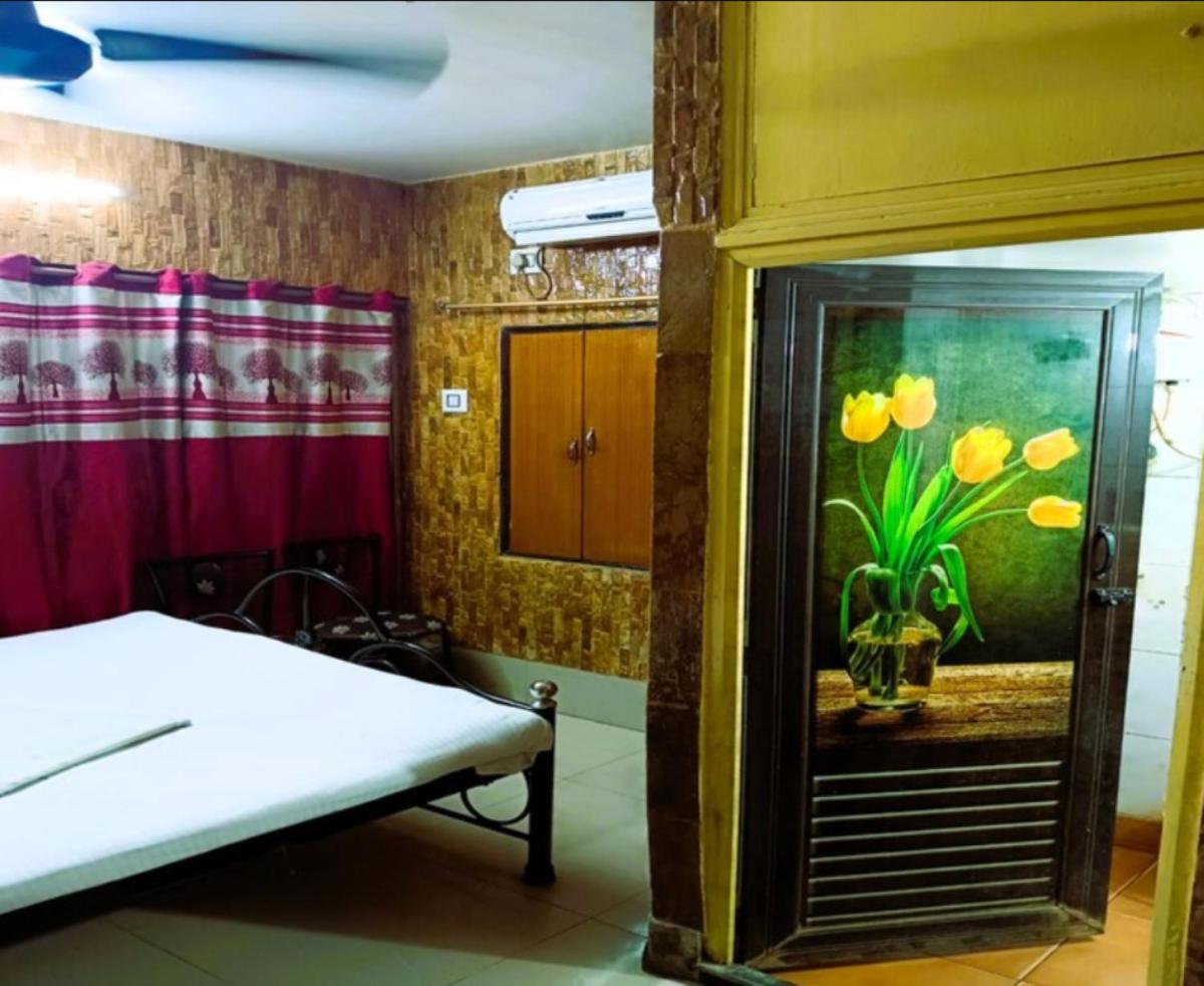 STAYMAKER Bharadwaj Inn - Beside Adyapeath Mandir - Hizvo