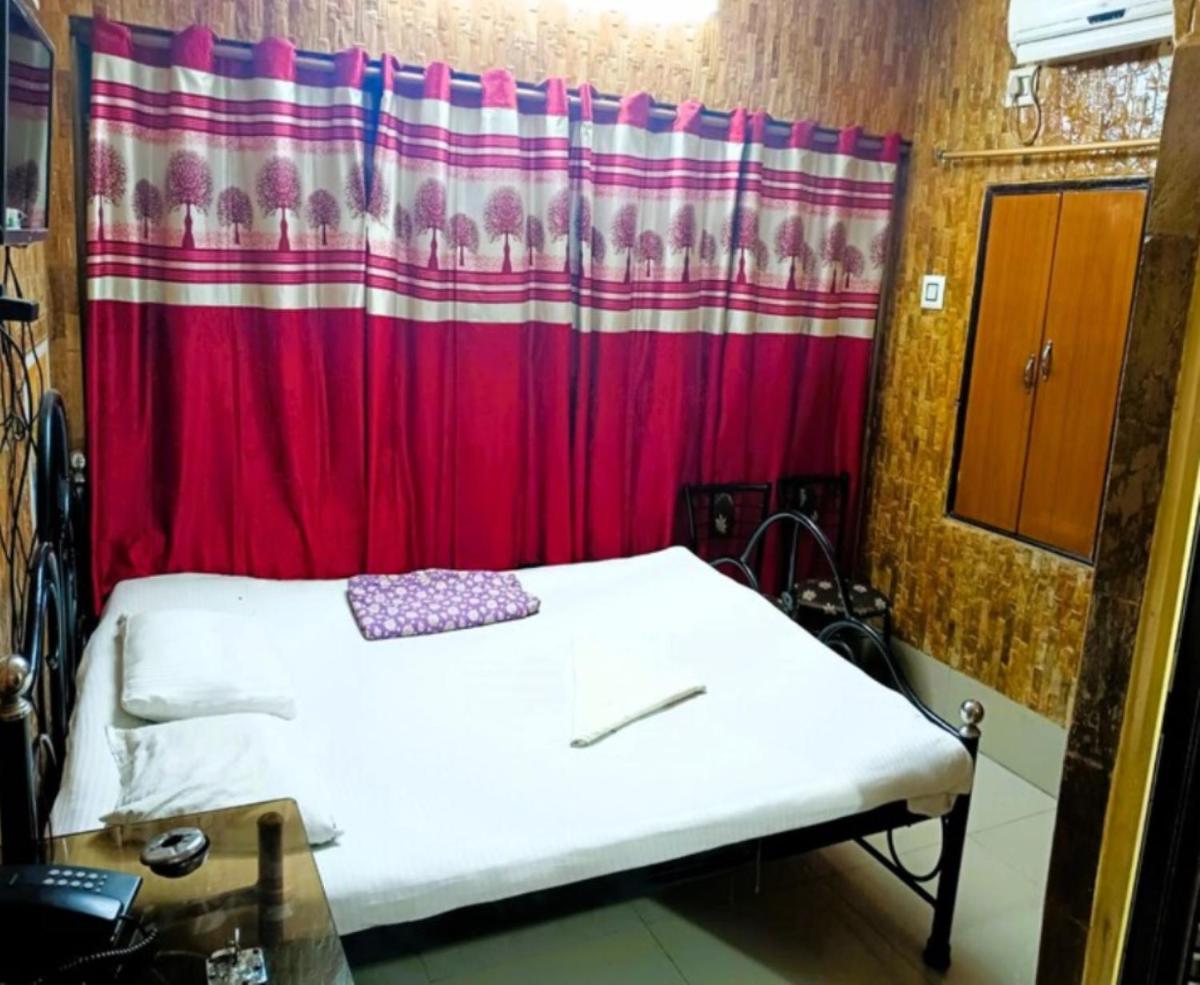 STAYMAKER Bharadwaj Inn - Beside Adyapeath Mandir - Hizvo