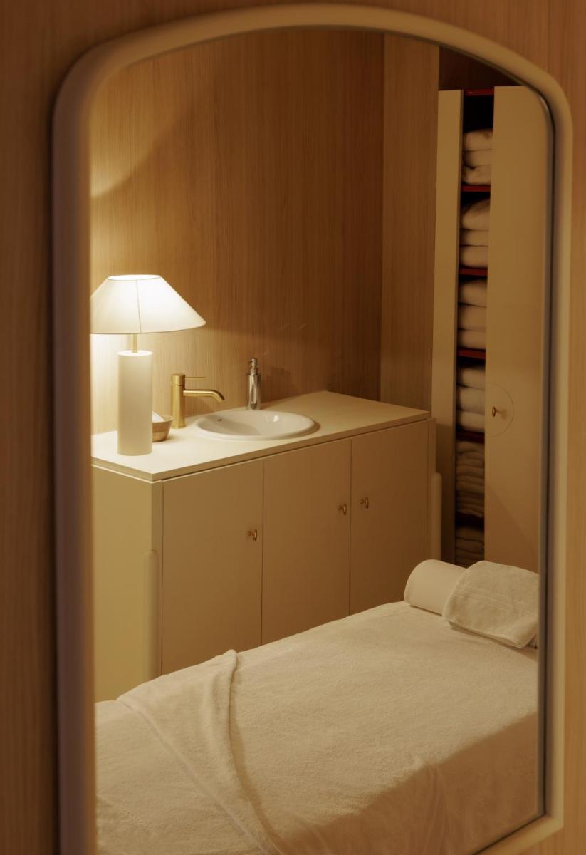 Un ou plusieurs lits dans un hébergement de l'établissement Cures Marines Hotel Thalasso & Spa Trouville - MGallery Collection