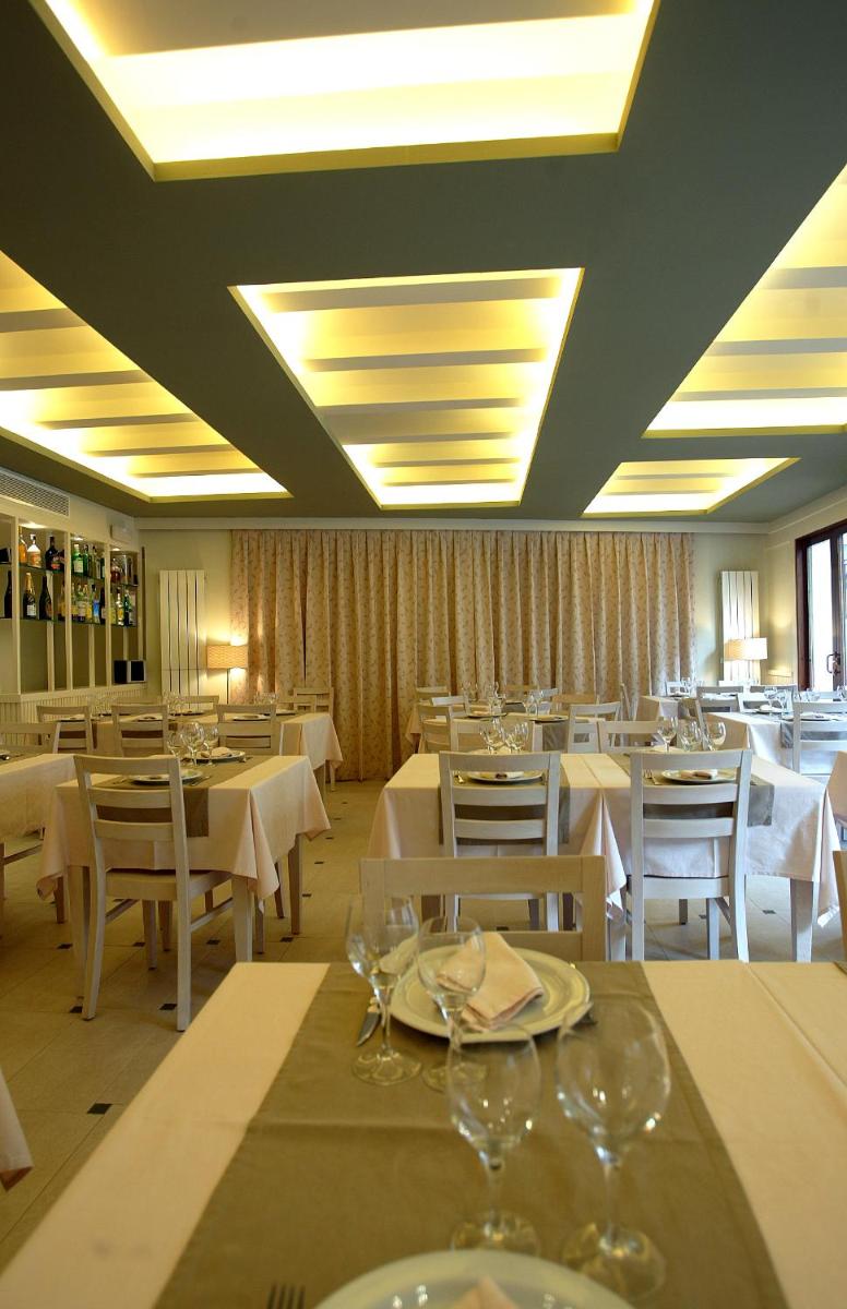 Hotel La Fonda Moreno - Housity