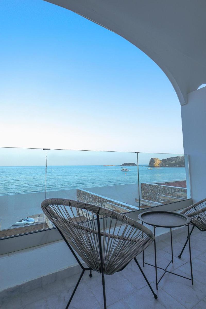 Delfini Beach Hotel & Suites - Housity