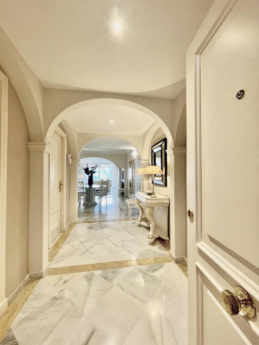 Magna Marbella - Apartamento de Lujo y golf en zona de Puerto Banús - Housity