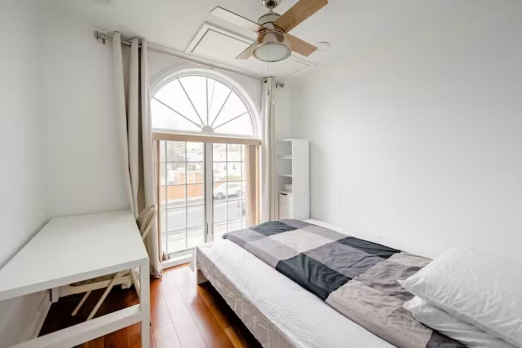 Hotel Style Room in Luxury House in Bayside Queens - Housity