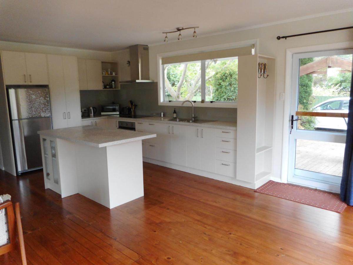 Sunrise Beach House - Rarangi Holiday House - Housity
