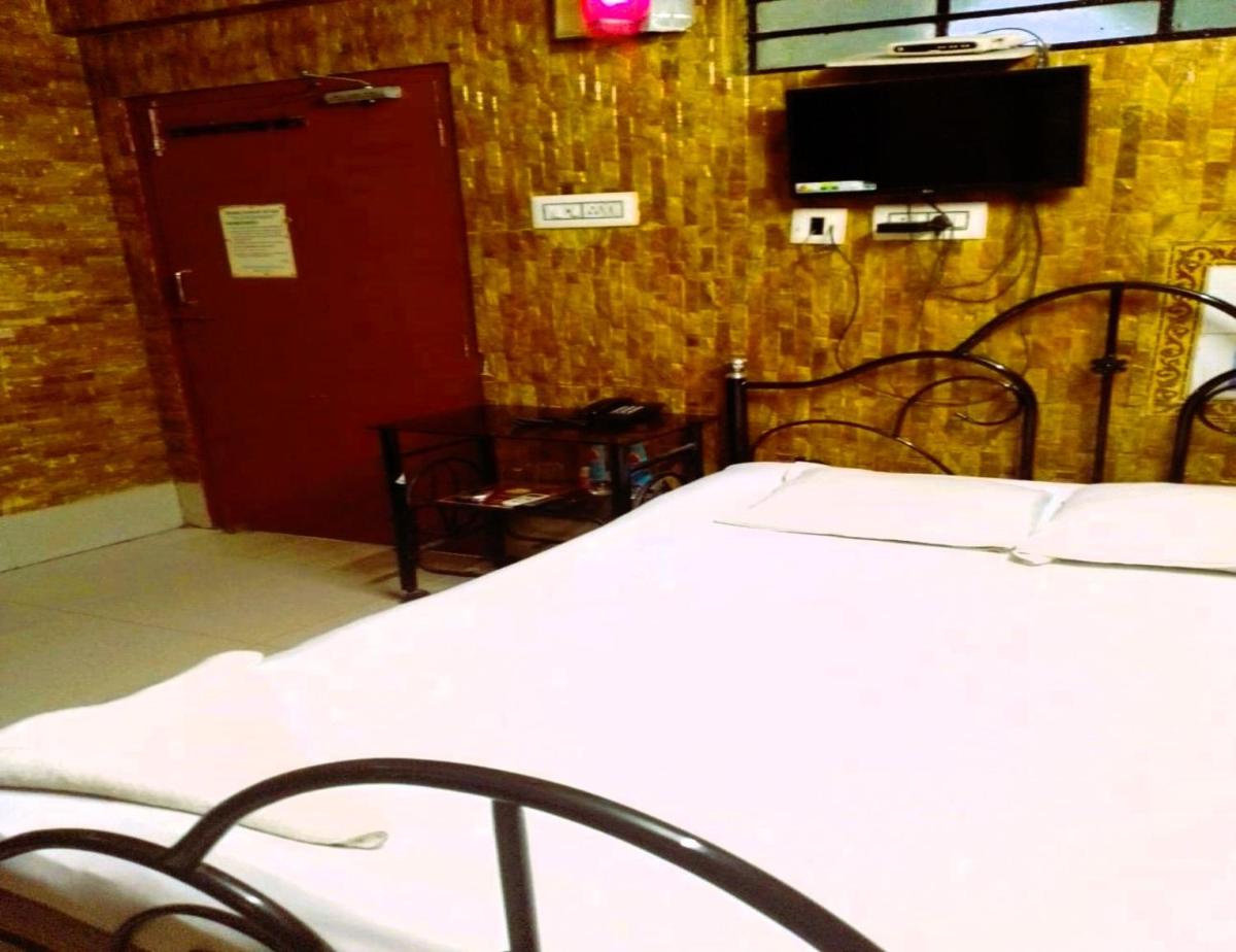 STAYMAKER Bharadwaj Inn - Beside Adyapeath Mandir - Hizvo