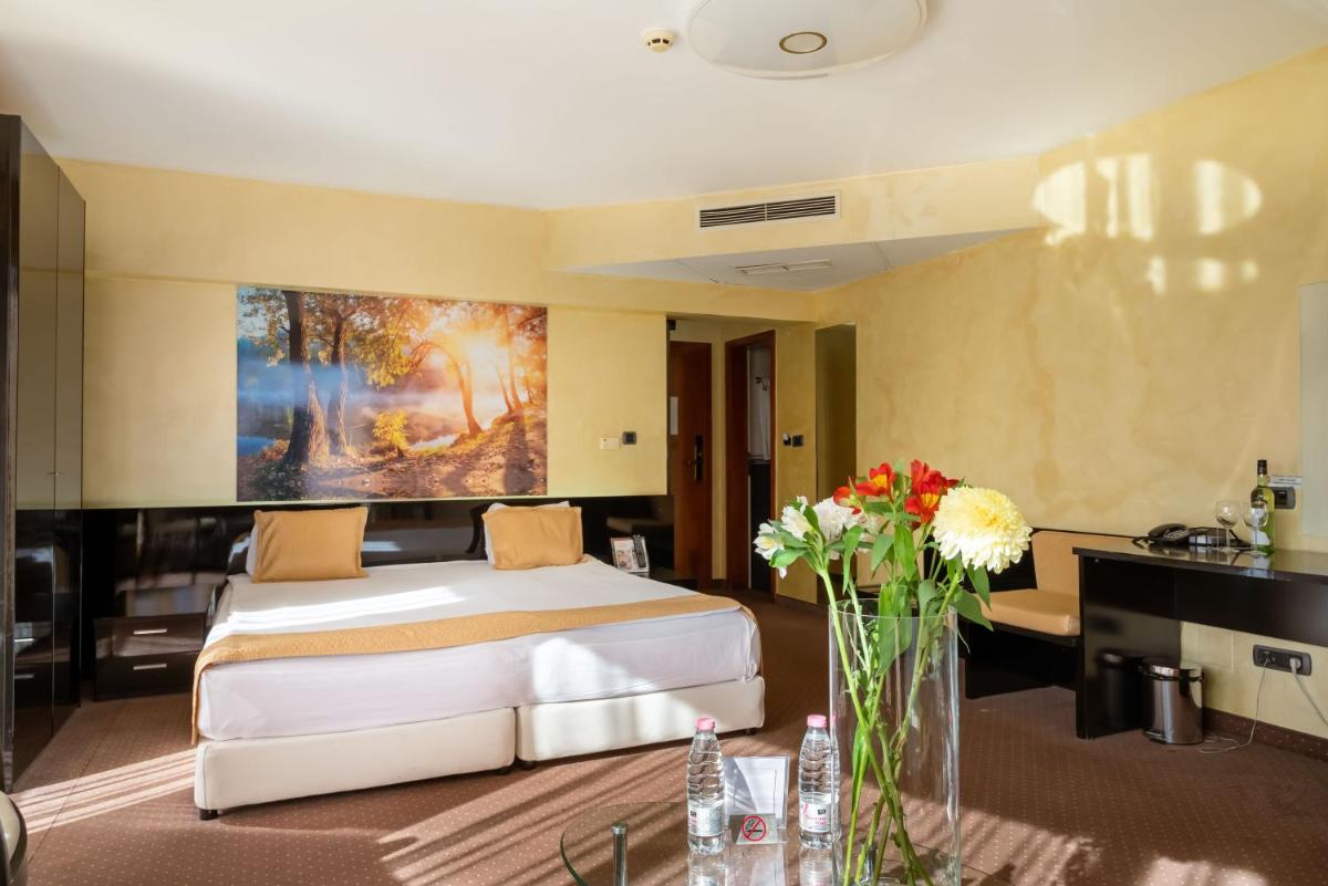Europe Hotel - free underground parking - Housity