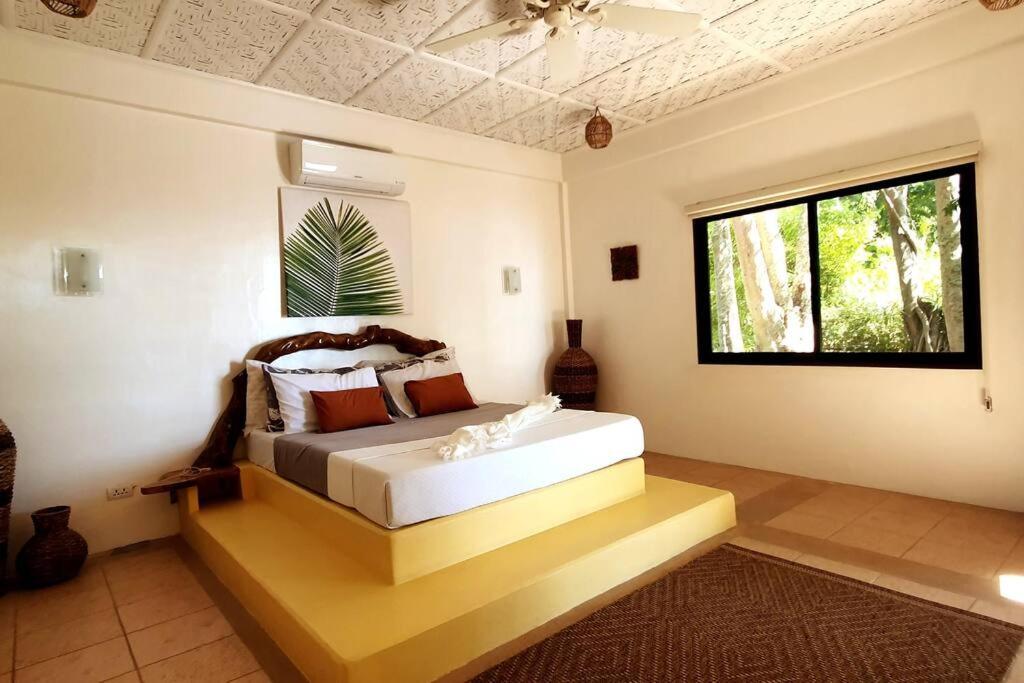 Ojo Dorado (The Pavilion Room) - Housity