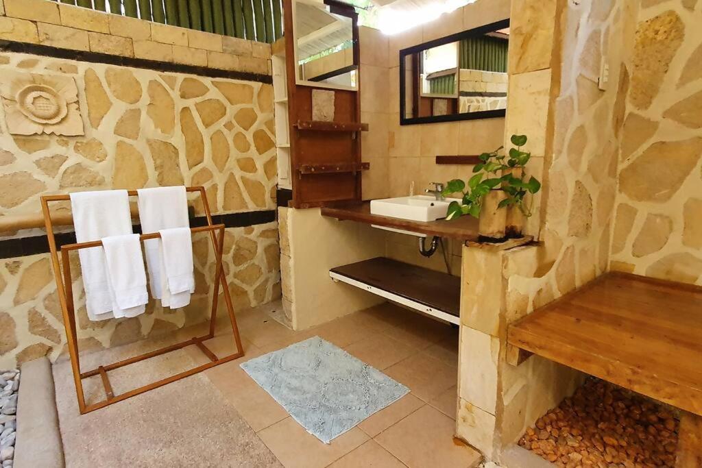Ojo Dorado (The Pavilion Room) - Housity