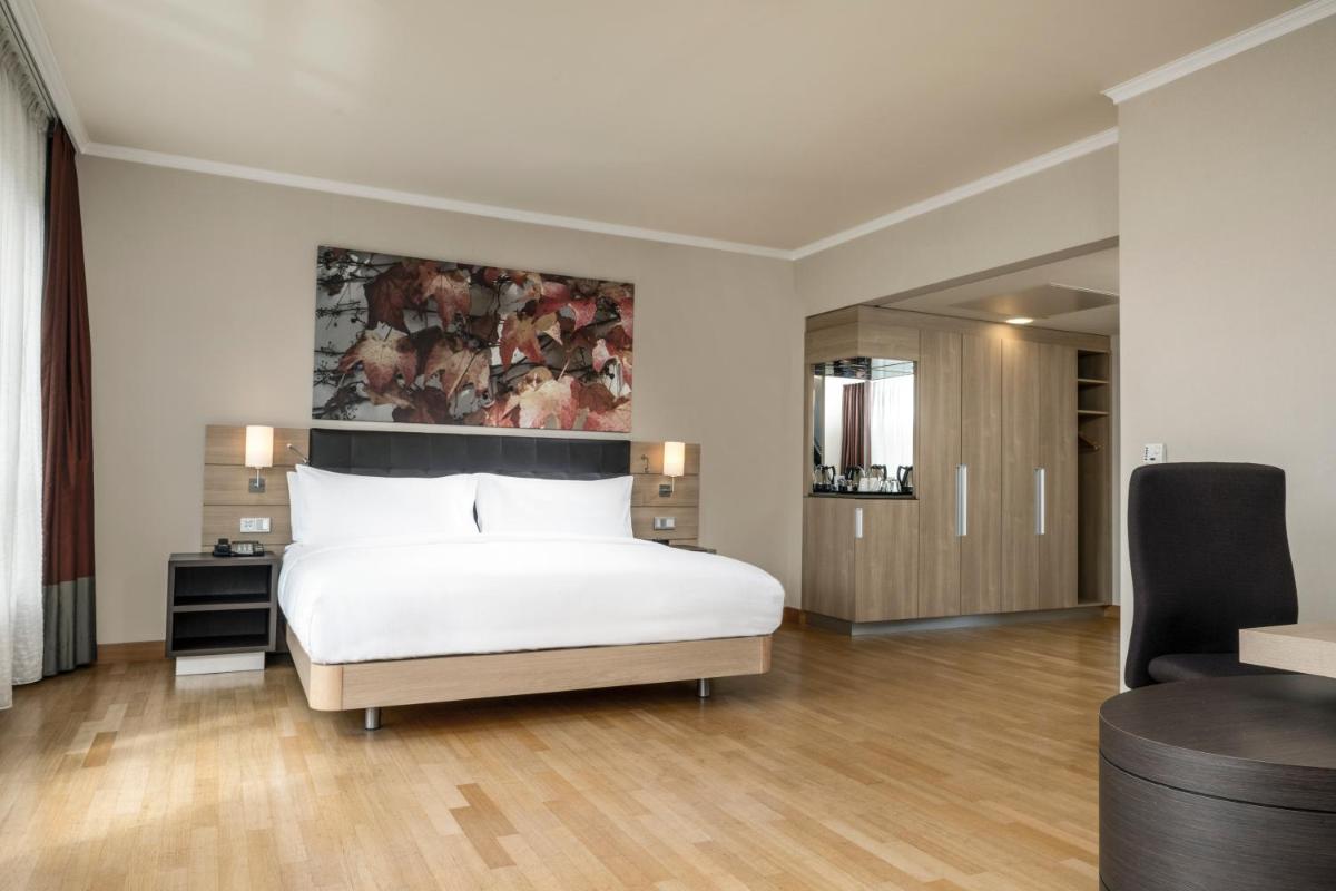 Ein Bett oder Betten in einem Zimmer der Unterkunft Hilton Mainz