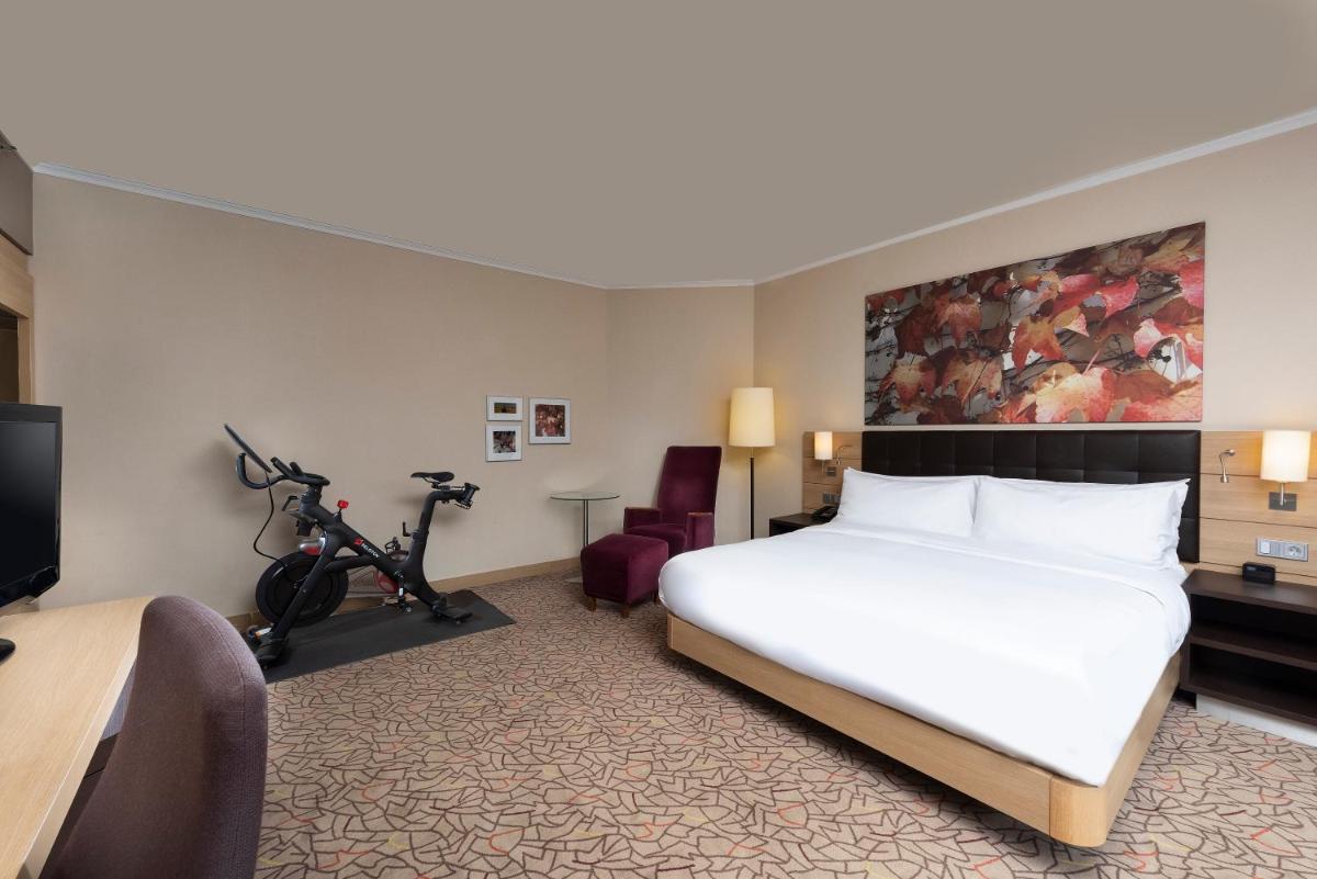 Ein Bett oder Betten in einem Zimmer der Unterkunft Hilton Mainz