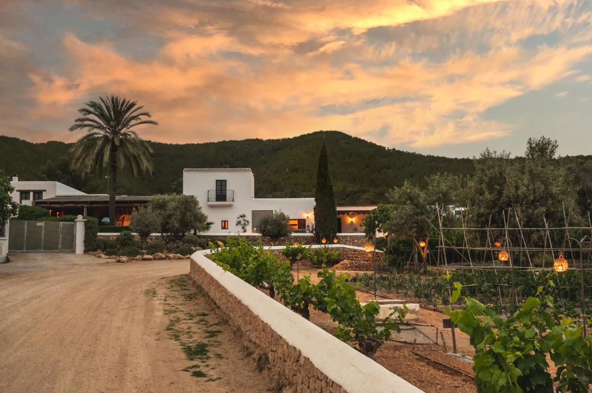 una casa con jardín frente a un edificio en Casa Maca, en Ibiza