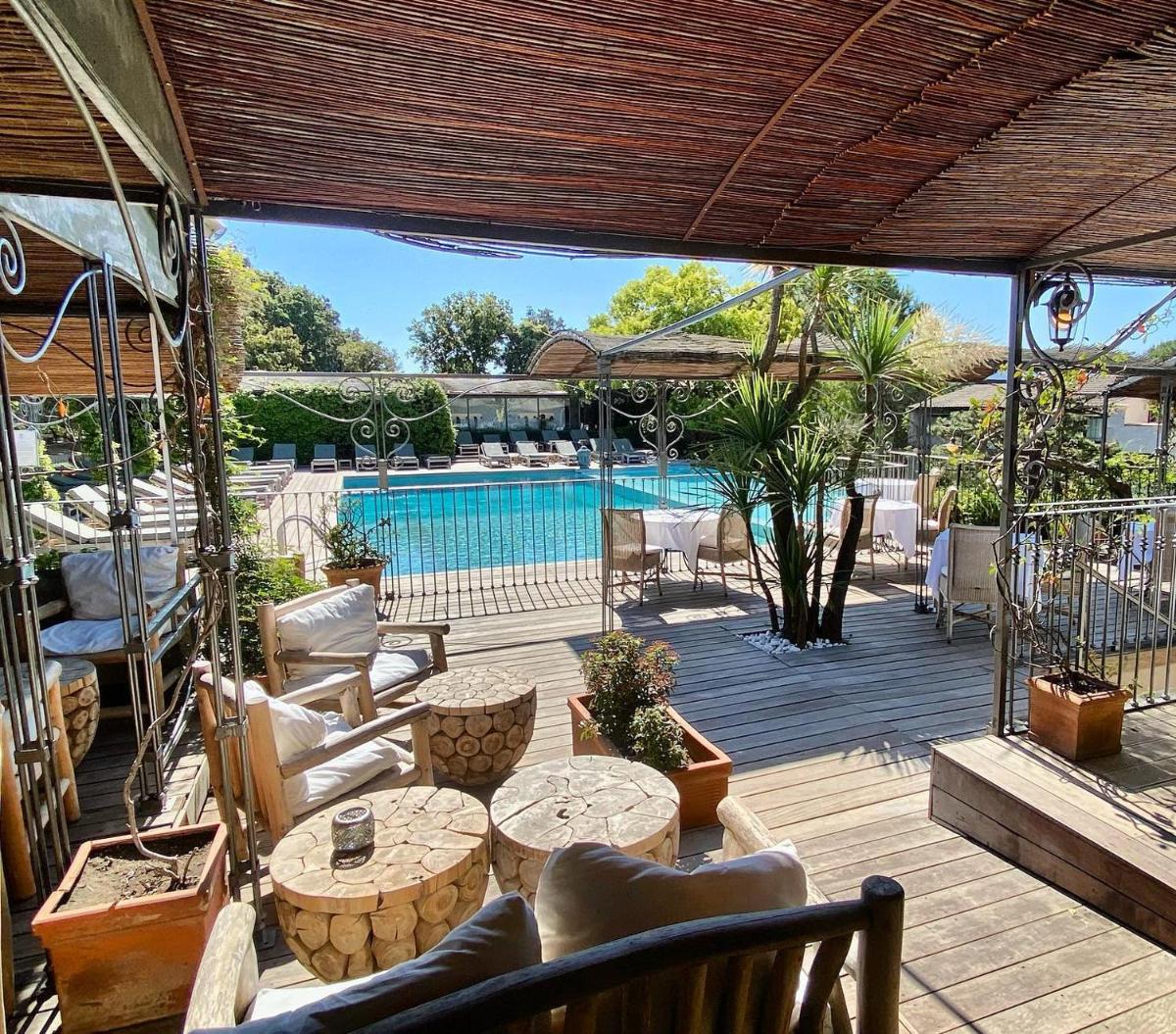 Piscine de l'établissement Hôtel Le Roi Théodore & Spa ou située à proximité