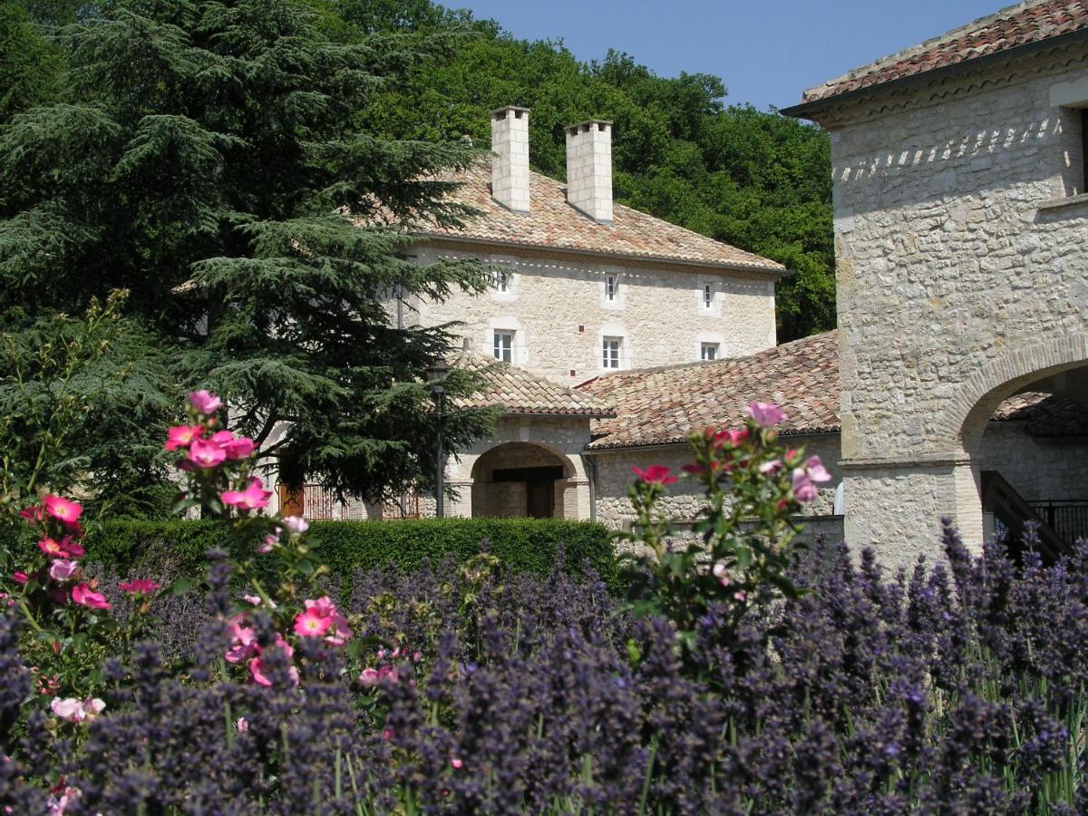 un bâtiment avec un bouquet de fleurs devant dans l'établissement Château Lecusse - La Grande Roche - Hôtel, Spa, Boutique & Restaurant, à Broze