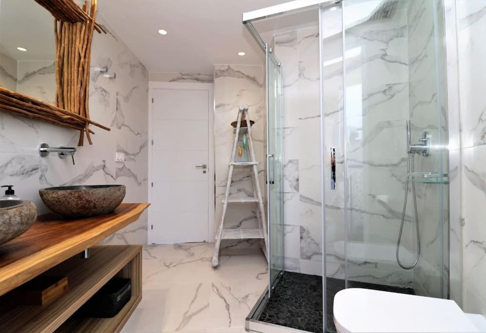 Luxurious 2-bedroom apt with stunning views, 1st line on Levante Beach, Benidorm - Housity