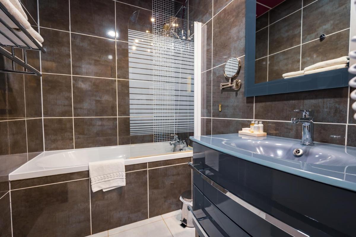 Salle de bains dans l'établissement Grand Hôtel du Luxembourg & Spa