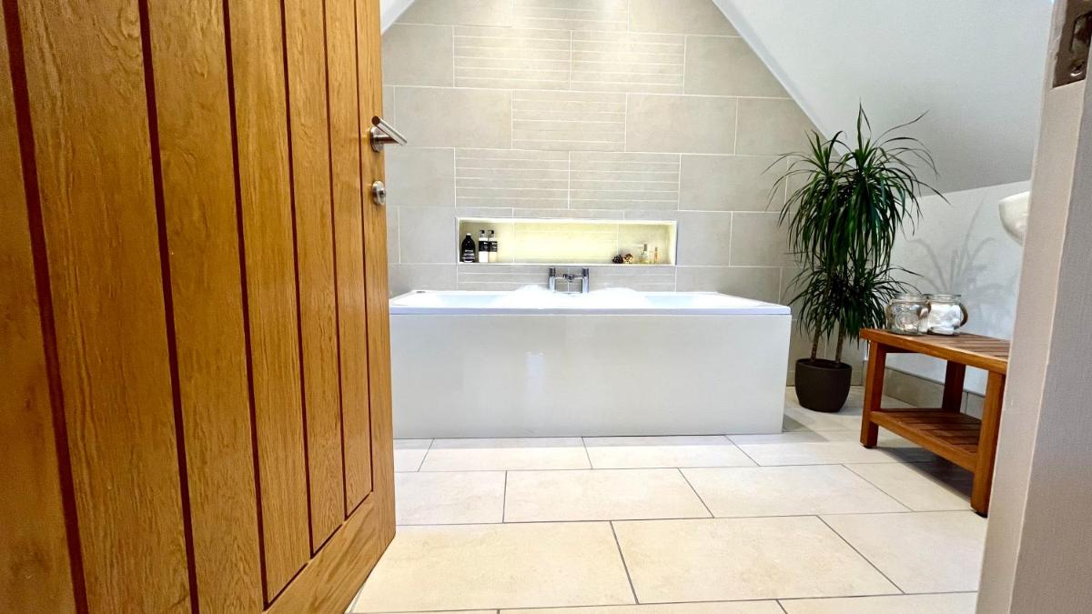 Bluebell Cottage with Hot Tub - Housity