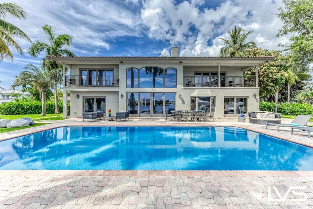 VillaKey- LUXE Waterfront Villa 5Min to Beach - Housity