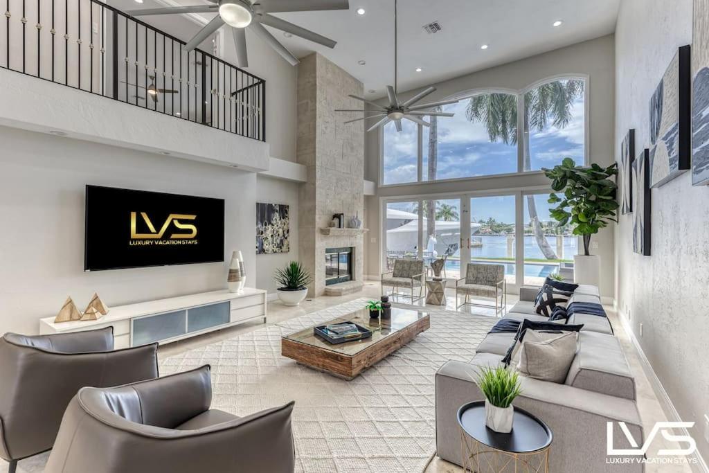 VillaKey- LUXE Waterfront Villa 5Min to Beach - Housity