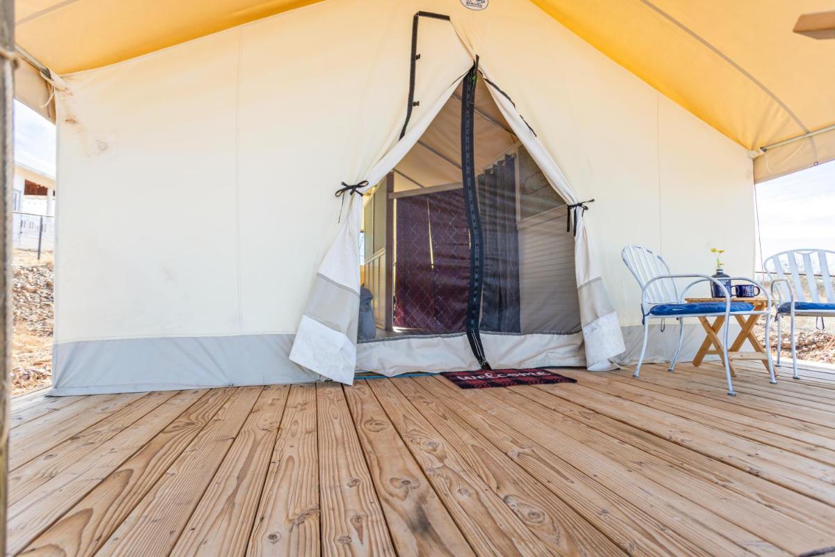 Silver Spur Homestead Luxury Glamping -The Tombstone - Housity