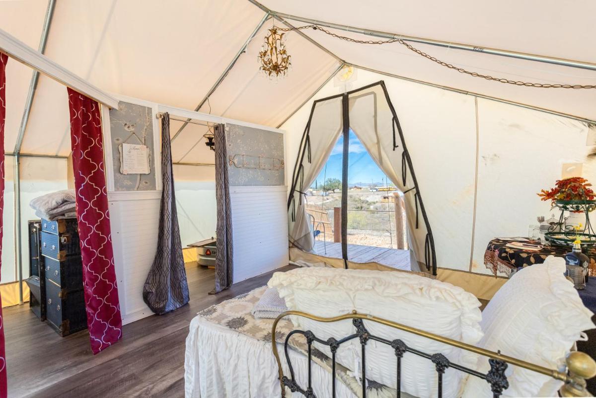 Silver Spur Homestead Luxury Glamping -The Tombstone - Housity