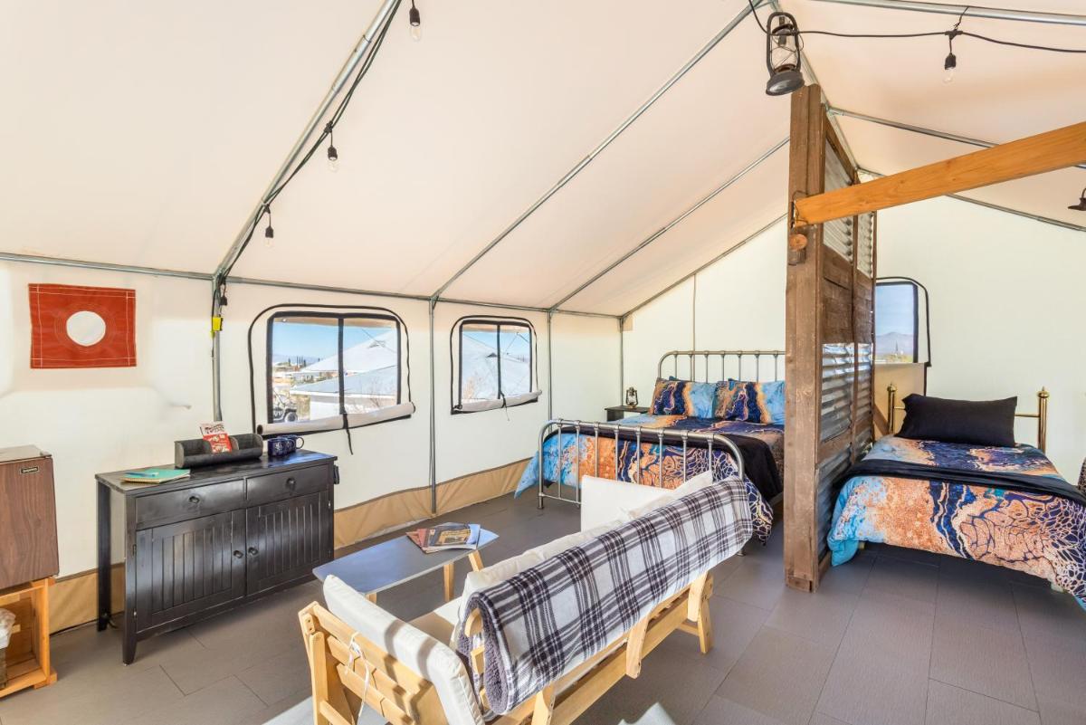 Silver Spur Homestead Luxury Glamping -The Miner - Housity
