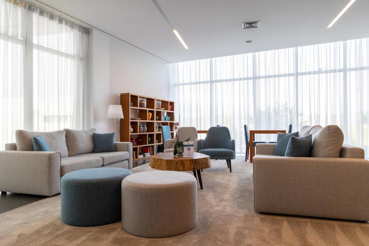 Uma área de estar em Boticas Hotel Art & SPA