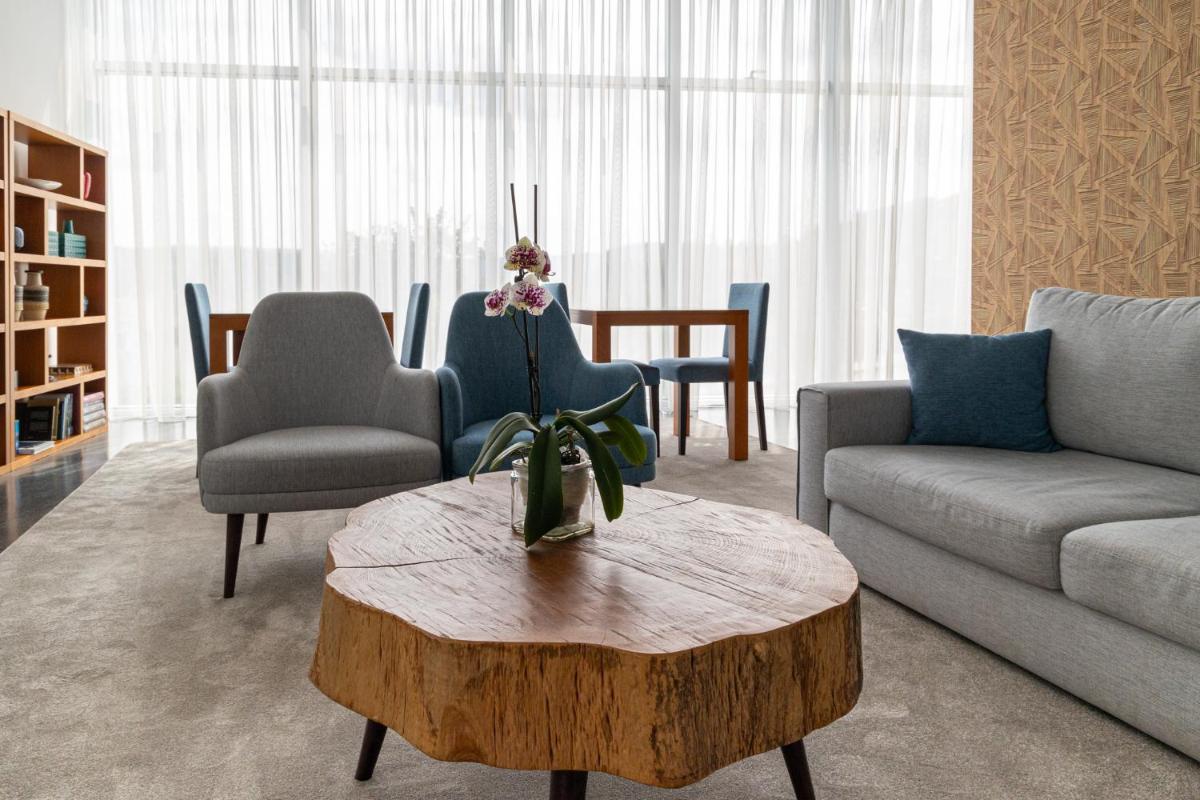 uma sala de estar com um sofá e uma mesa de centro em Boticas Hotel Art & SPA em Boticas