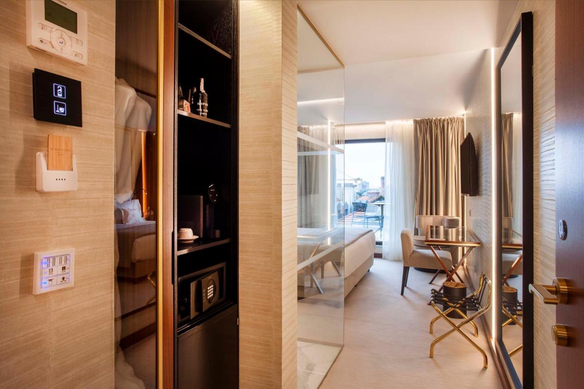uma sala com um corredor com uma sala de jantar em Wine & Books Porto Hotel - Small Luxury Hotels Of The World no Porto