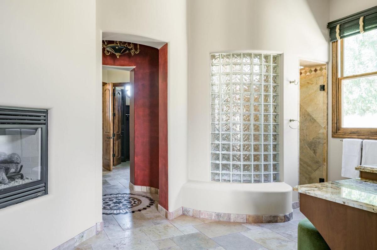 Primrose by AvantStay Extravagant Desert Estate w Theater Pool - Housity