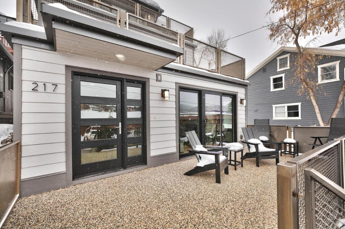 Pinetree by AvantStay Modern Park City Getaway w Patio Balcony - Housity