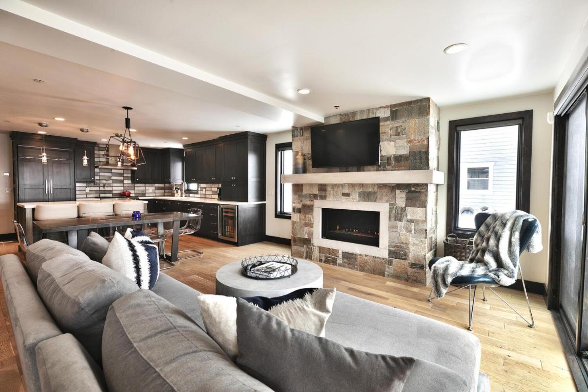 Pinetree by AvantStay Modern Park City Getaway w Patio Balcony - Housity