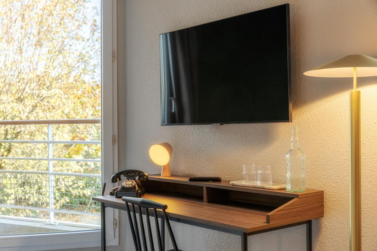 Télévision ou salle de divertissement dans l'établissement La Maison OBONO Hôtel & Spa