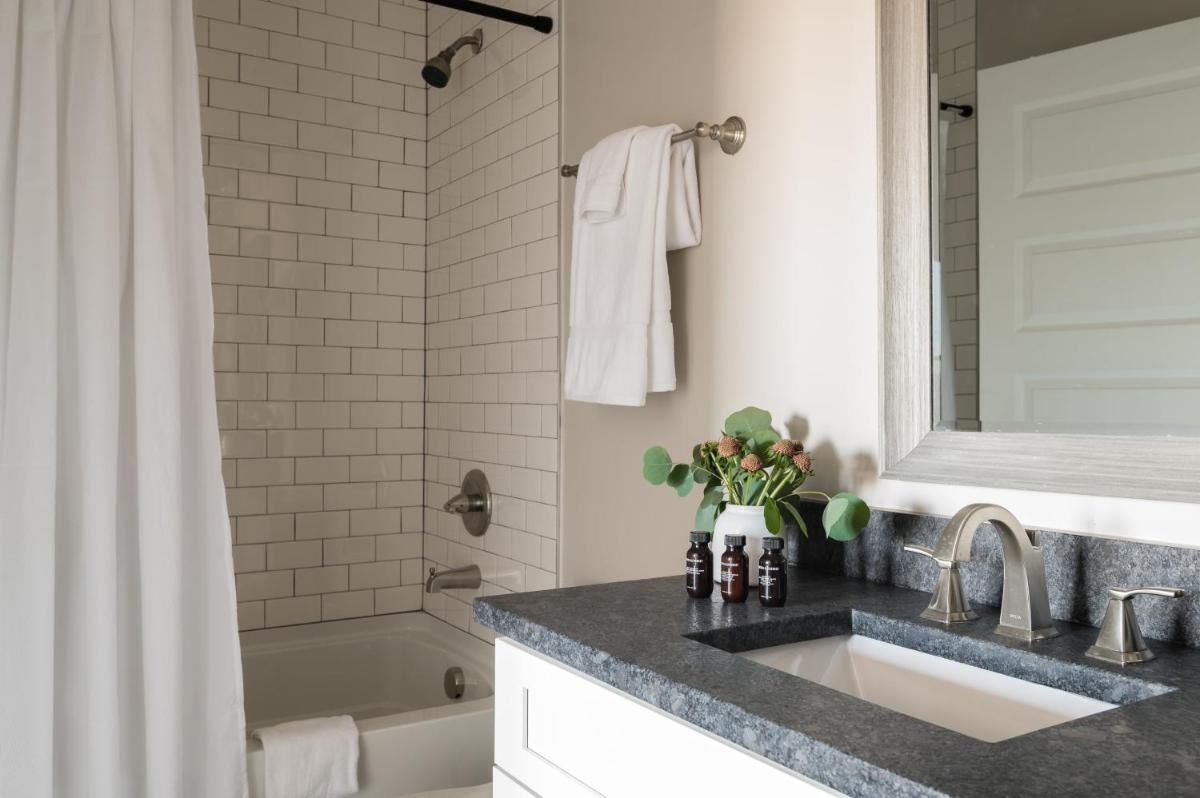 Urban by AvantStay Elegant East Nashville Condo Hip Trendy Area - Housity