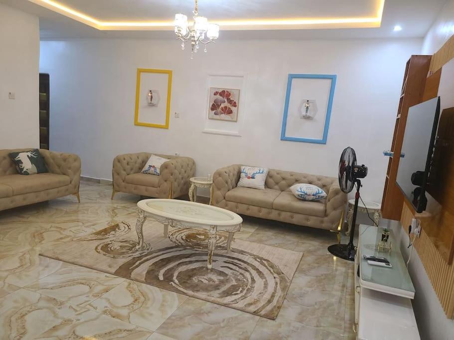 Whyte Rose - Housity