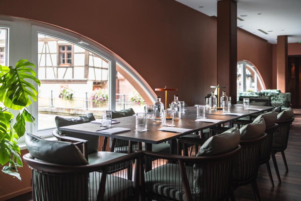 Coin salon dans l'établissement Hotel & Spa REGENT PETITE FRANCE