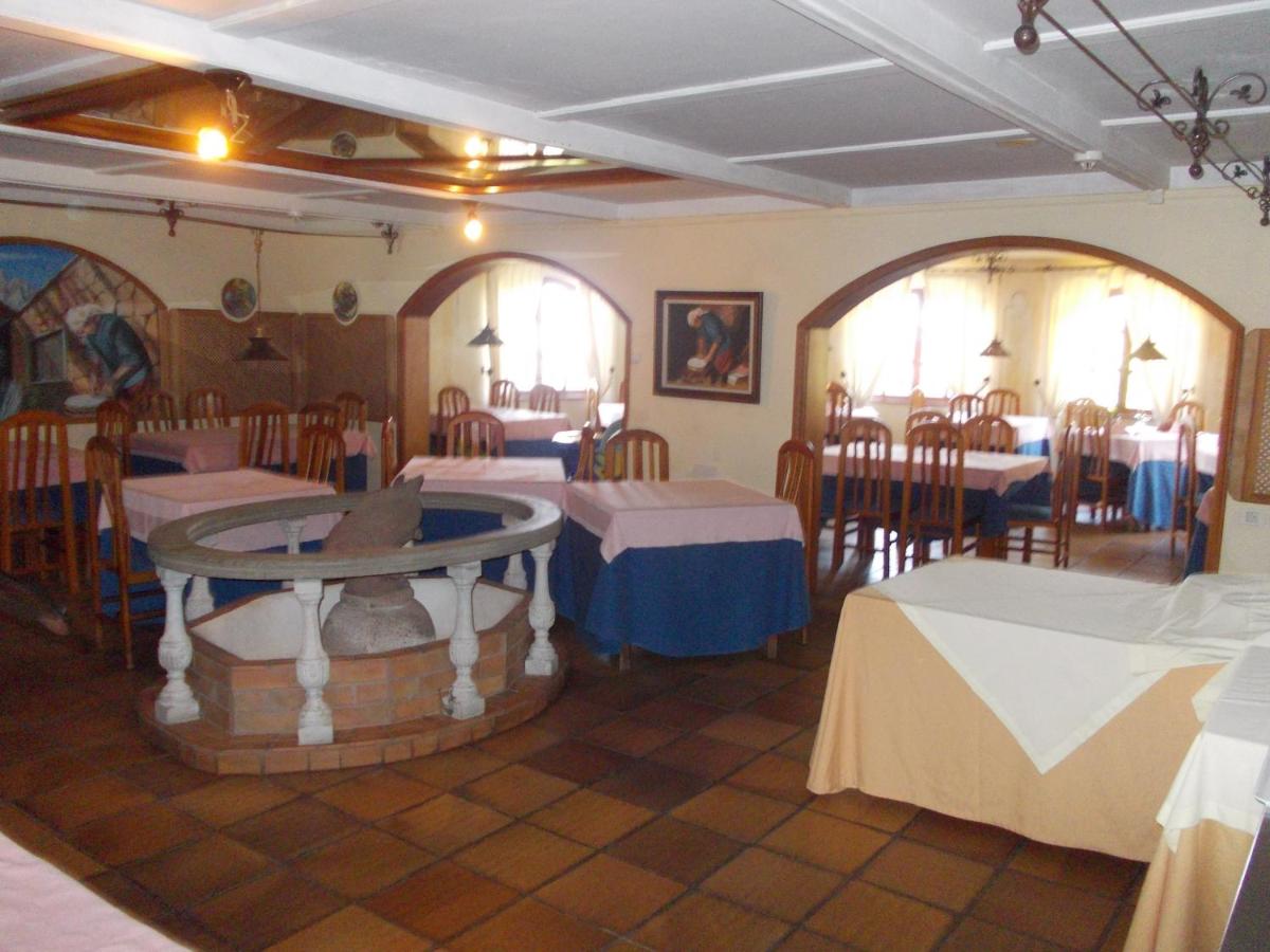 Un restaurante o sitio para comer en Hotel La Palma Romántica