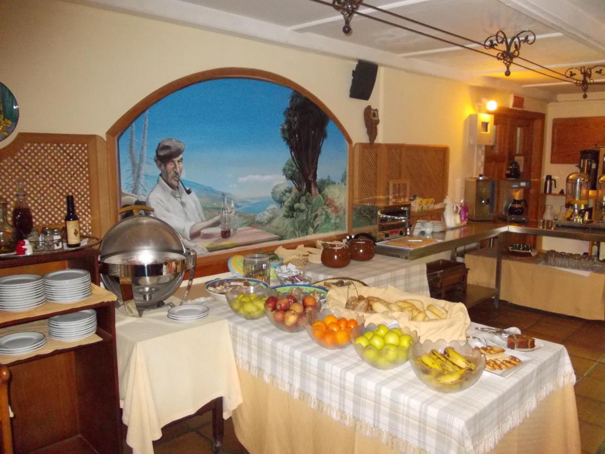 Comida en o cerca de este hotel