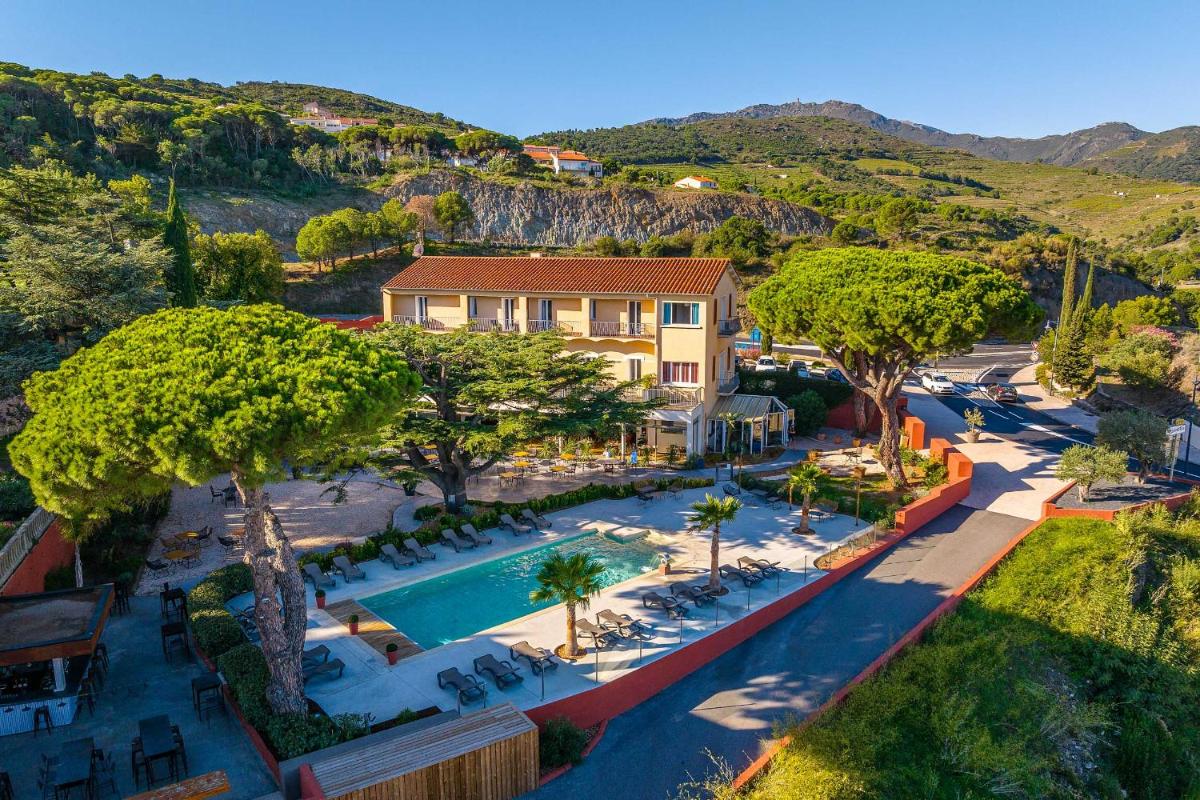vue aérienne d'un complexe hôtelier avec piscine dans l'établissement Les Jardins du Cèdre, Boutique hôtel & gastronomie, à Port-Vendres