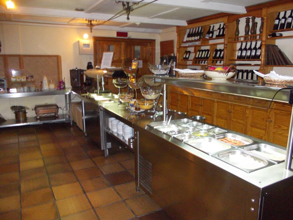 Comida en o cerca de este hotel