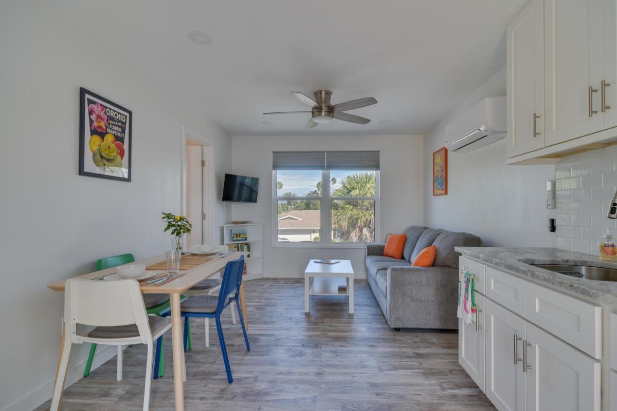 Indian Rocks Beach Getaway with Balcony and Bay View! - Housity