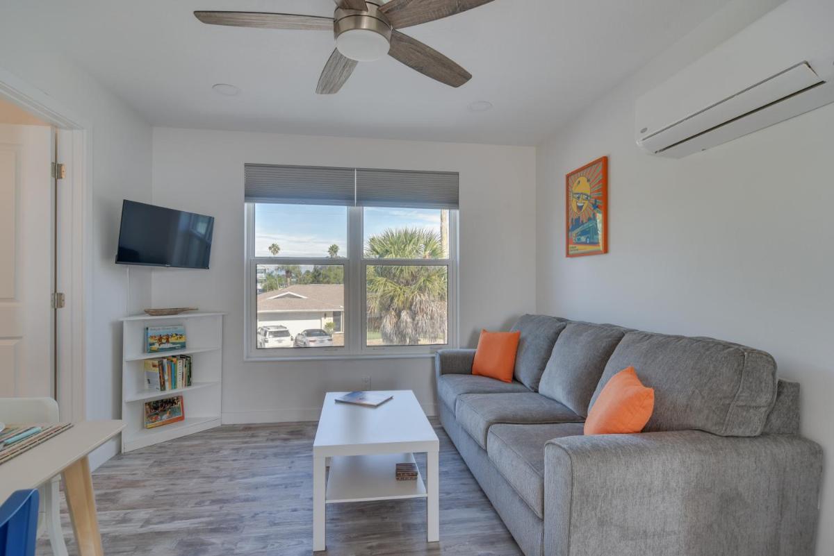 Indian Rocks Beach Getaway with Balcony and Bay View! - Housity