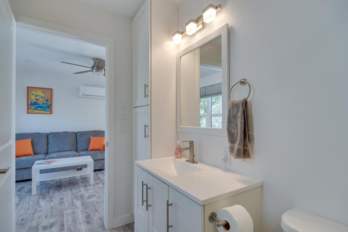 Indian Rocks Beach Getaway with Balcony and Bay View! - Housity