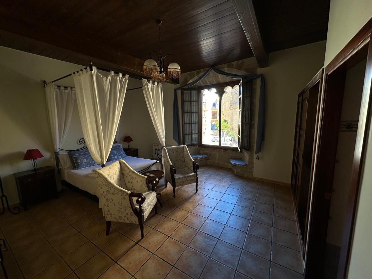 Hotel De La Villa - Housity
