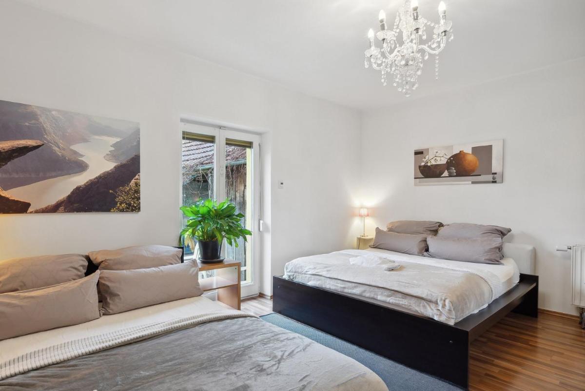 MAKE FEWO Kellermann Stylish 2BR Apartment Free 200 Mbps Wi-Fi 55'' OLED TV Fresh Air System - Housity