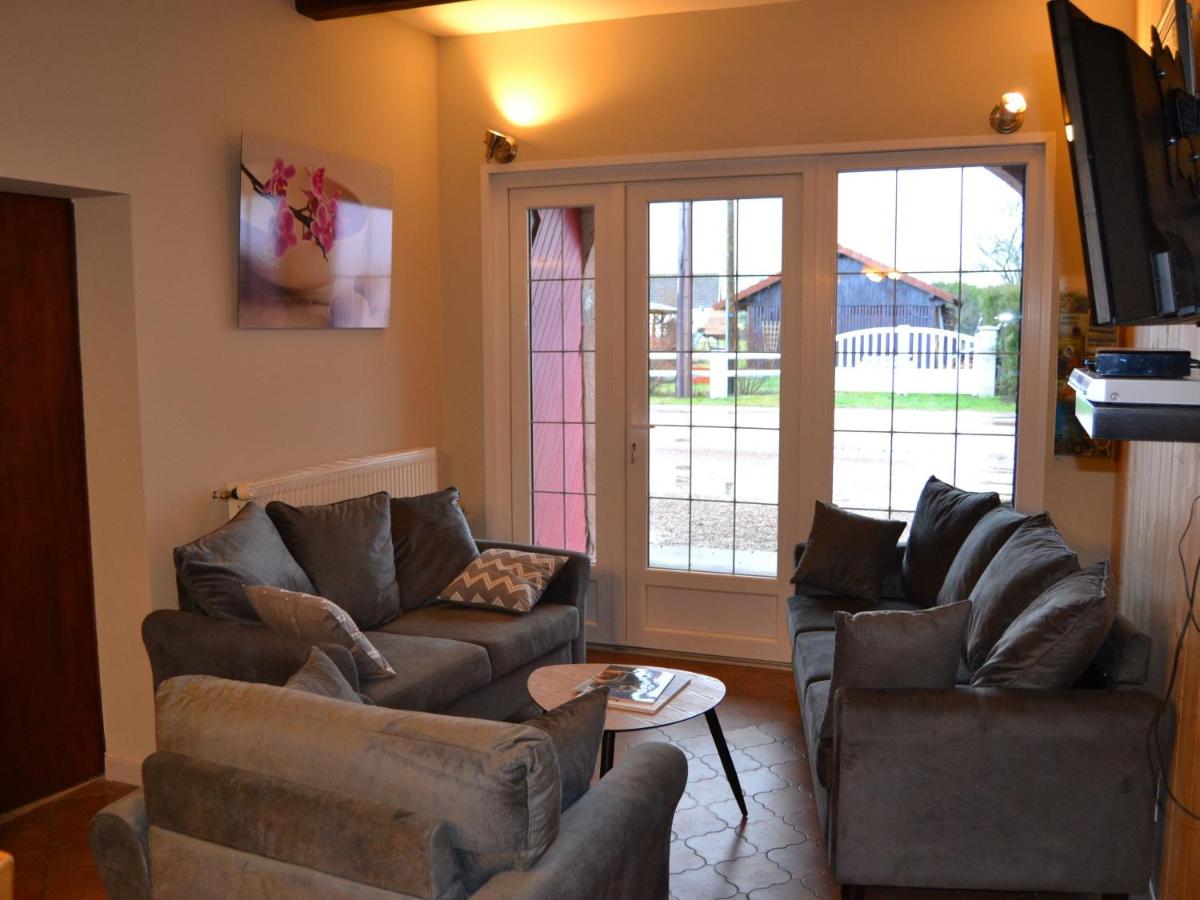 Gîte spacieux avec terrasse, 3 chambres, équipements bébé, à 16 km de Gérardmer - FR-1-589-23 - Housity
